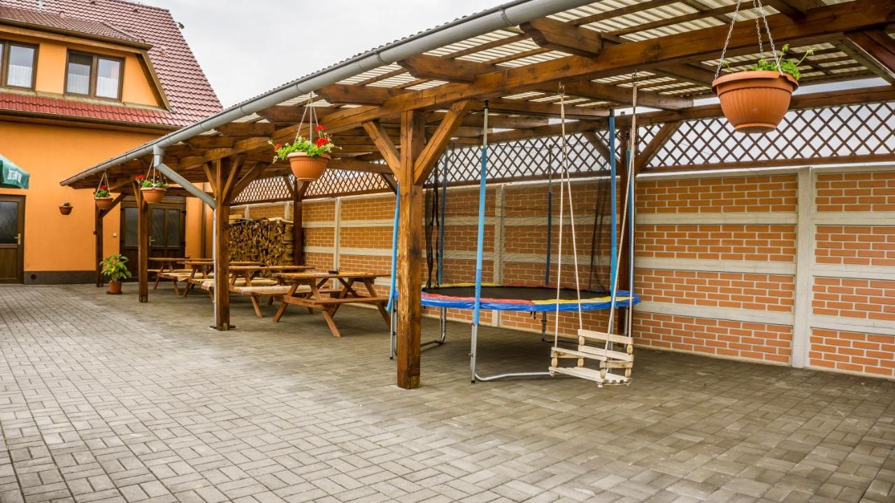 Penzion s restaurací na Furhaple Šakvice Esterno foto